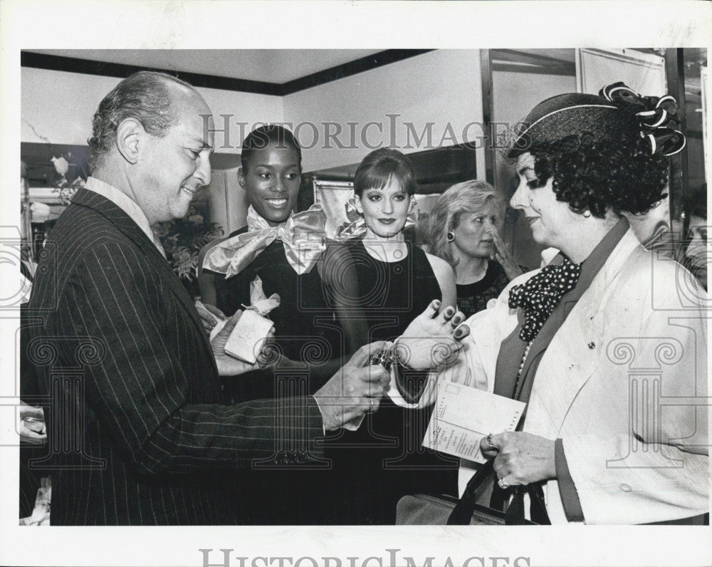 1987 Press Photo Oscar De le Rente Promoting New Fragrance &quot;Esprit de Parfum&quot; - Historic Images