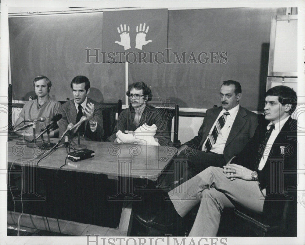 Press Photo MGH Story Michael Bates Patient with Plastic Surgeons - Historic Images