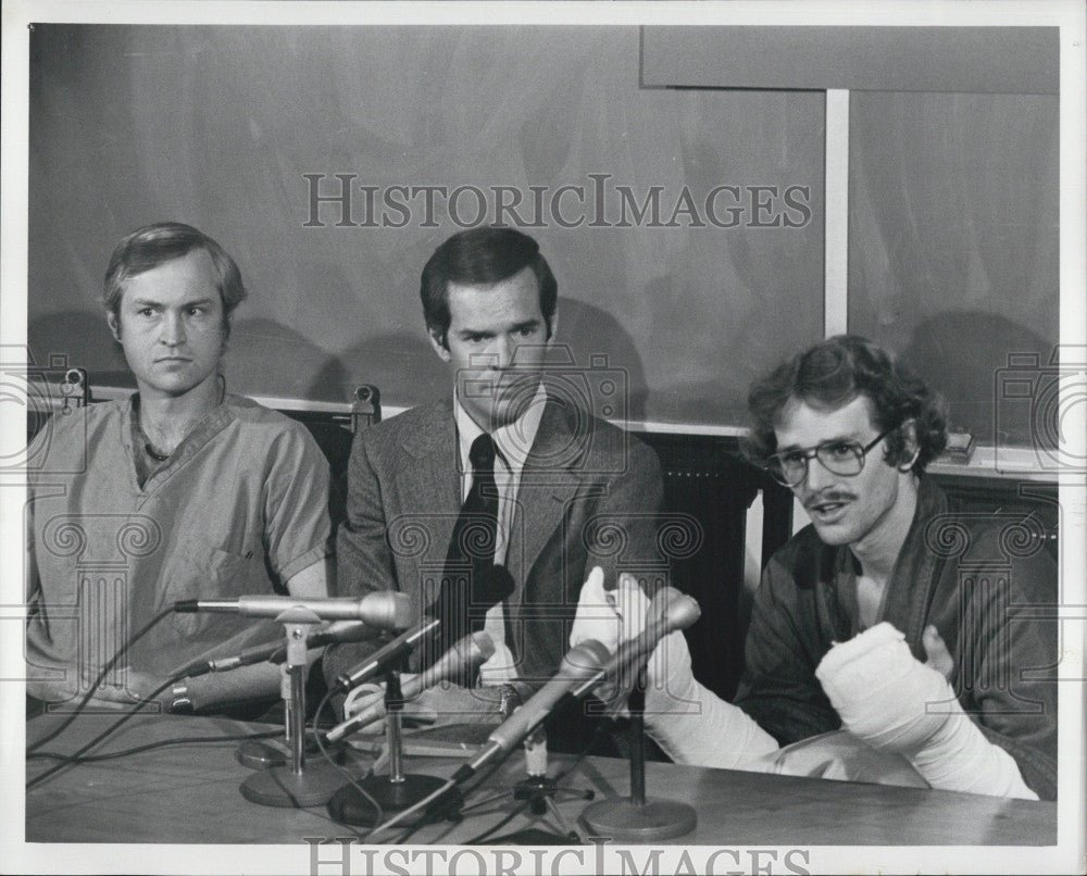 Press Photo Michael Bates and 2 of His Doctors that Re-Attached 8 of His Fingers - Historic Images