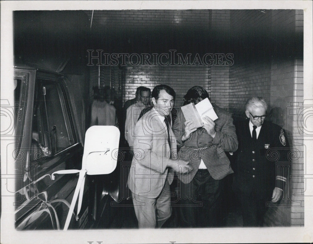 1970 Press Photo Joe The Baron Barbosa Enters Court With Hefty Guard - Historic Images