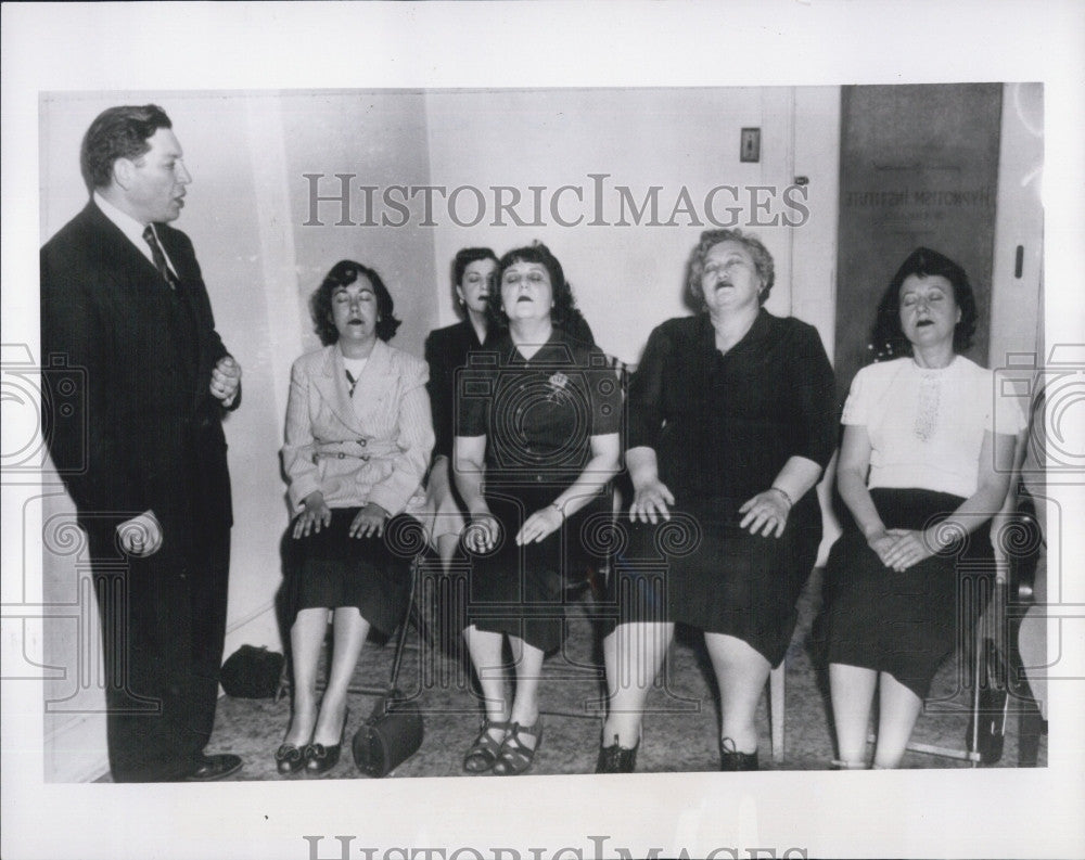 1951 Press Photo Edwin Baron Hypnotist Hypnosis For Women Who Are Overweight - Historic Images