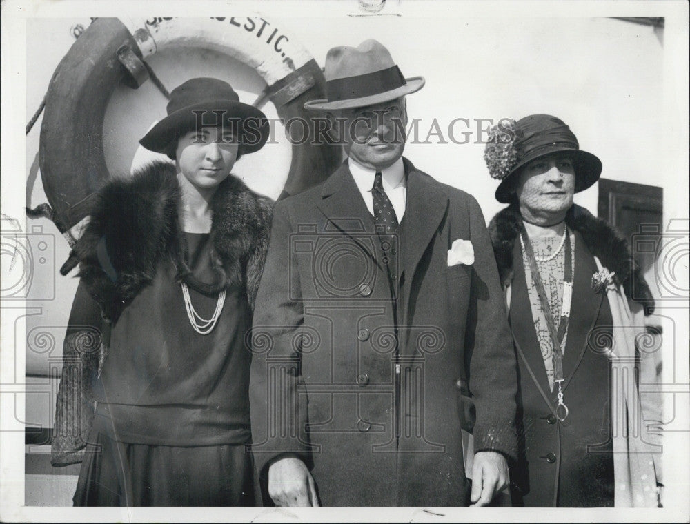 1923 Press Photo Bernard Baruch Financier Daughter Renee Wife Europe Trip - Historic Images