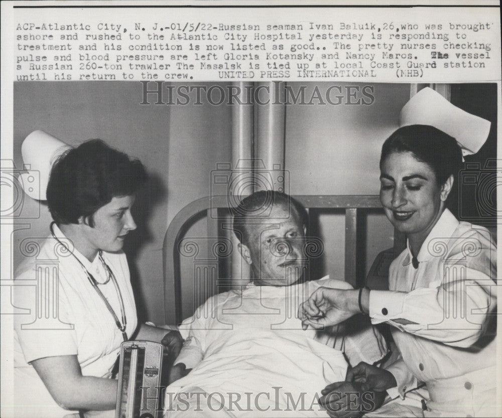 1922 Press Photo Russian Seaman Ivan Baluik with nurse checking his pulse and BP - Historic Images