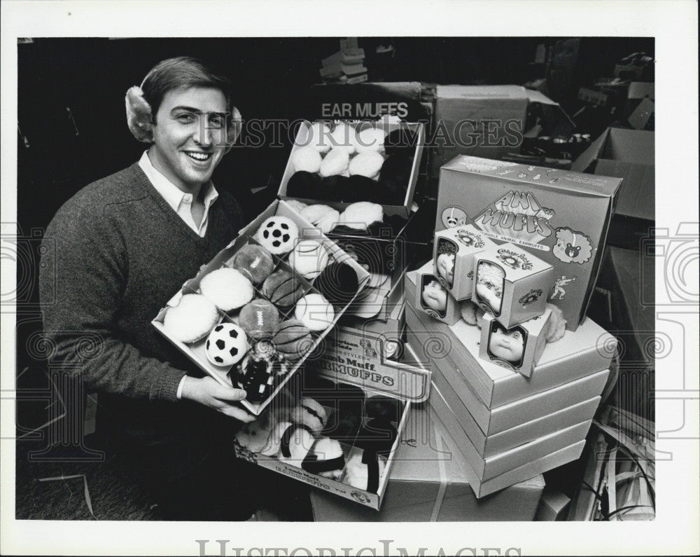 1985 Press Photo David Bamel and his business products - Historic Images