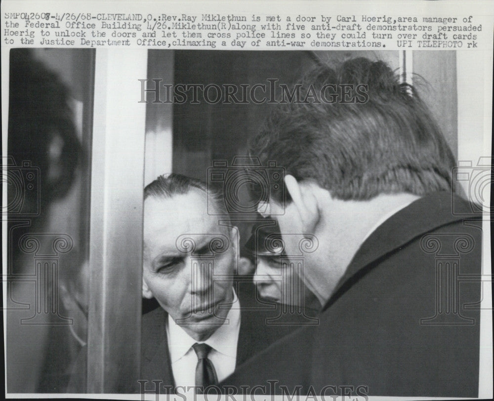 1968 Press Photo Anti-War Protesters Cross Police Lines To Present Draft Cards - Historic Images