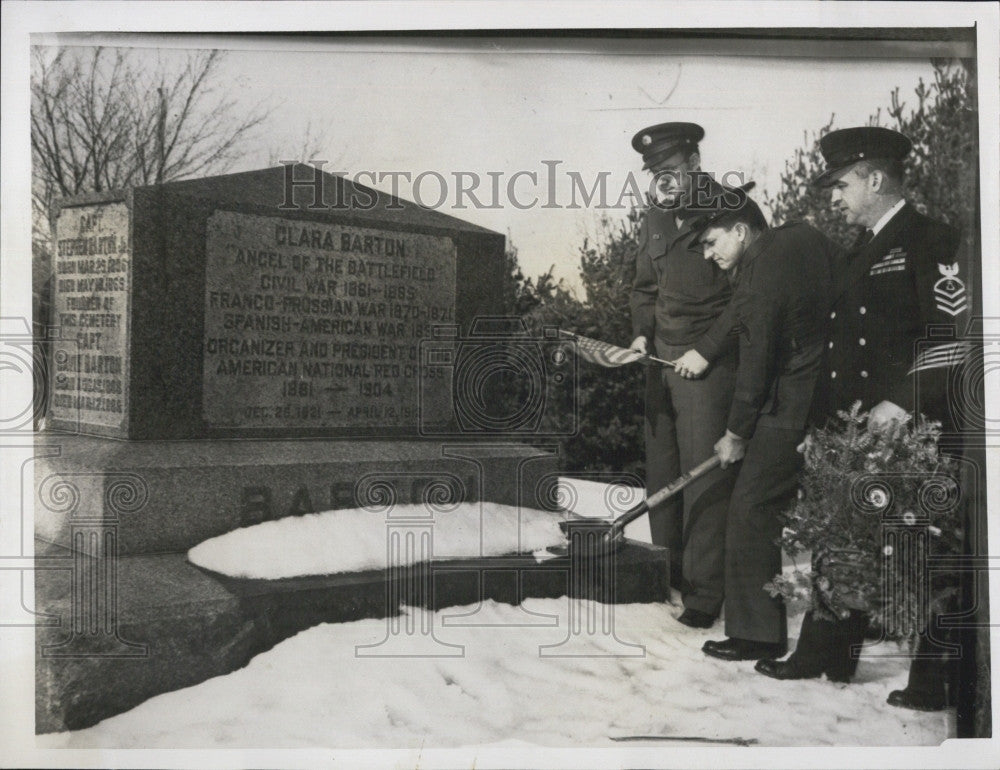 1947 Press Photo Clara Barton Memorial Sergeants Milayto Snitzer Morin Snow - Historic Images