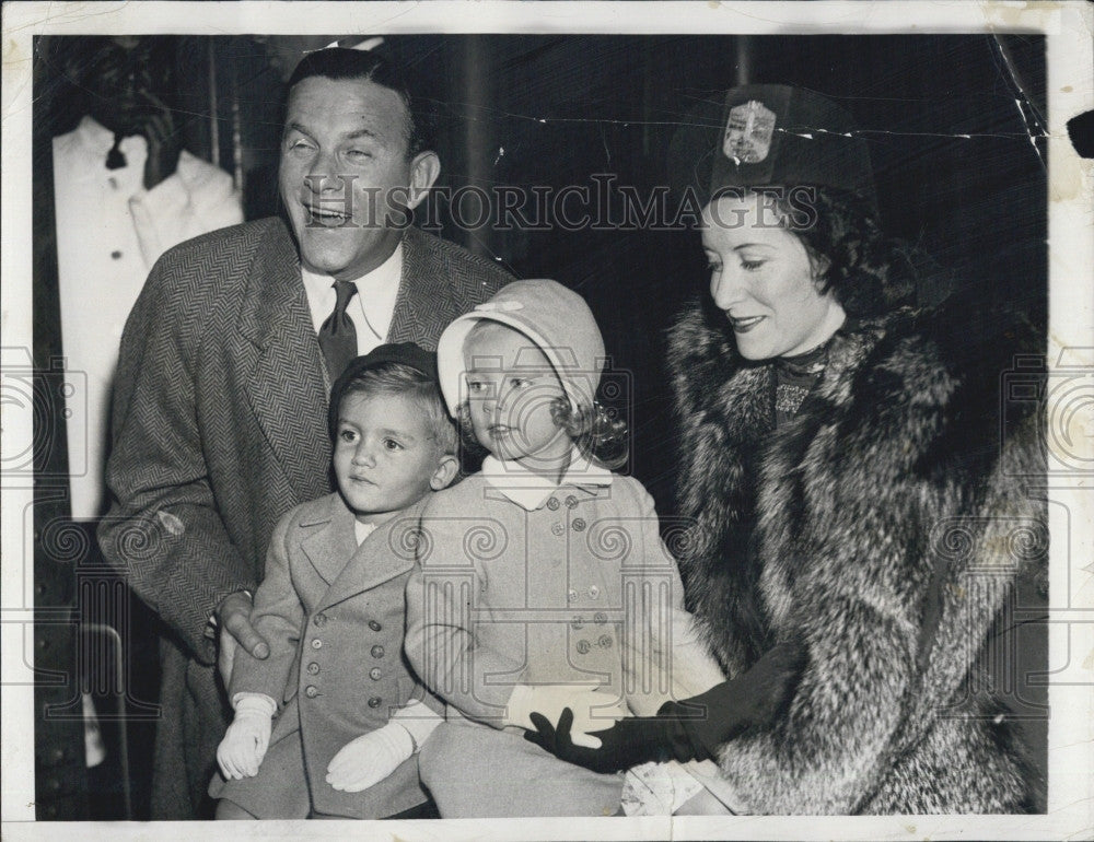 1940 Press Photo Comedian George Burns Gracie Allen Children Ronnie Sandra - Historic Images