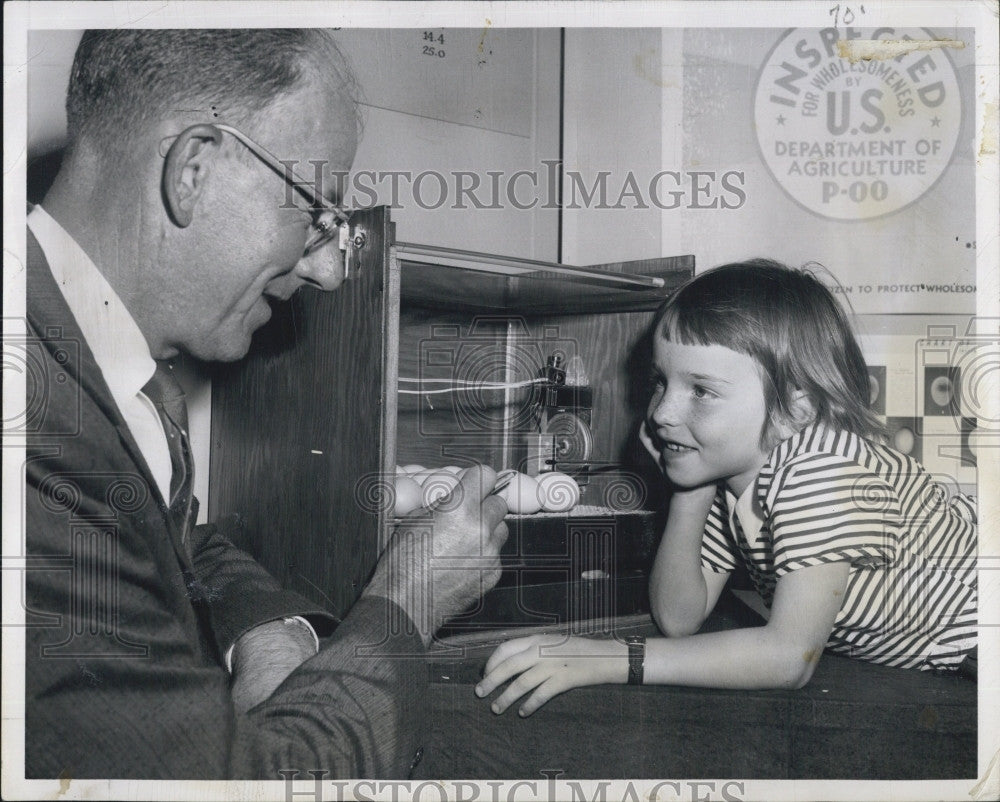 1962 Press Photo Joyce Holbrook and Carlton E Buttrick,pres of AnimalRescue League - Historic Images