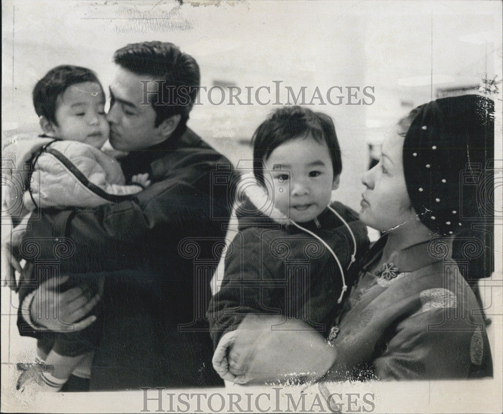 1971 Press Photo Mr and Mrs Apolinario Gregorio &amp; sons, deported to Philippines - Historic Images