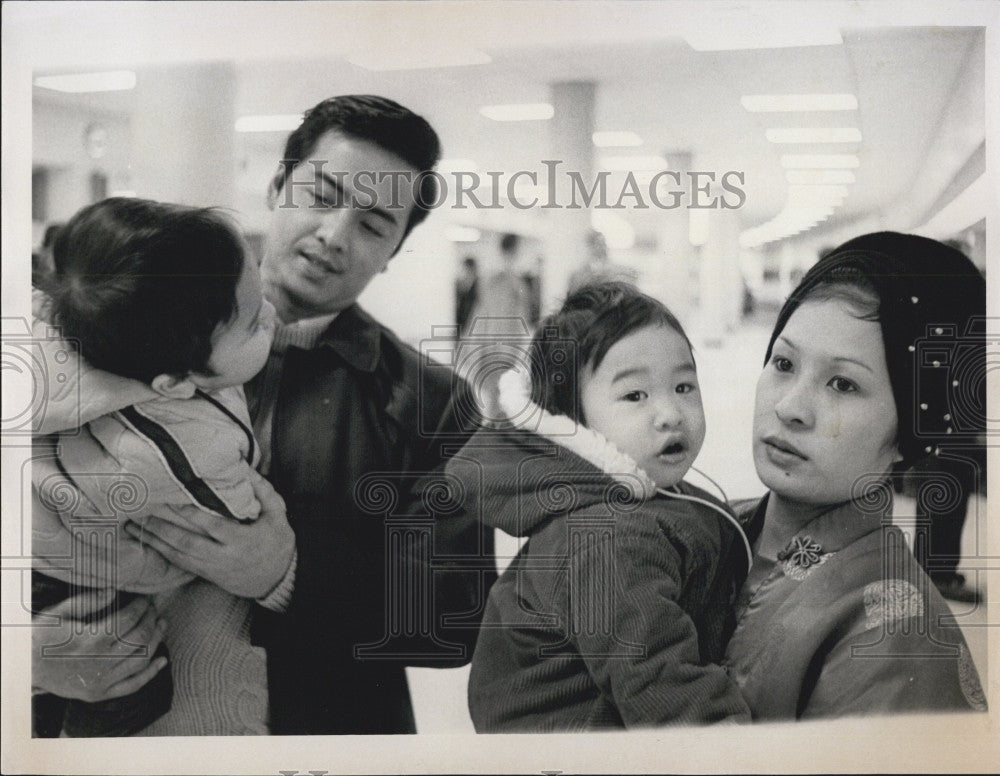 1971 Press Photo Apolinaro Gregorio &amp; Wife of the Philipines Being Deported - Historic Images