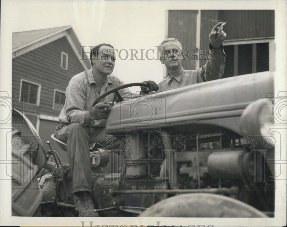 1943 Press Photo Actor Donald Burr Farming in New Jersey - Historic Images