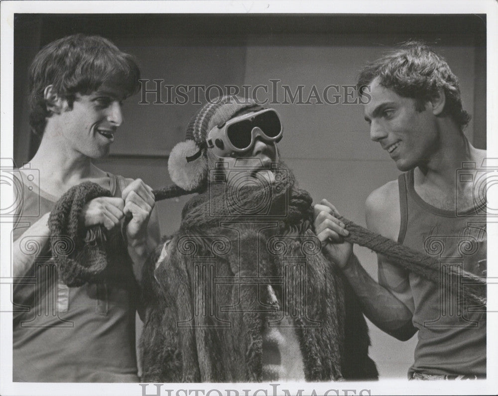 1975 Press Photo Devaughn Green &amp; teamates in &quot;Murder in the Boston Garden&quot; - Historic Images