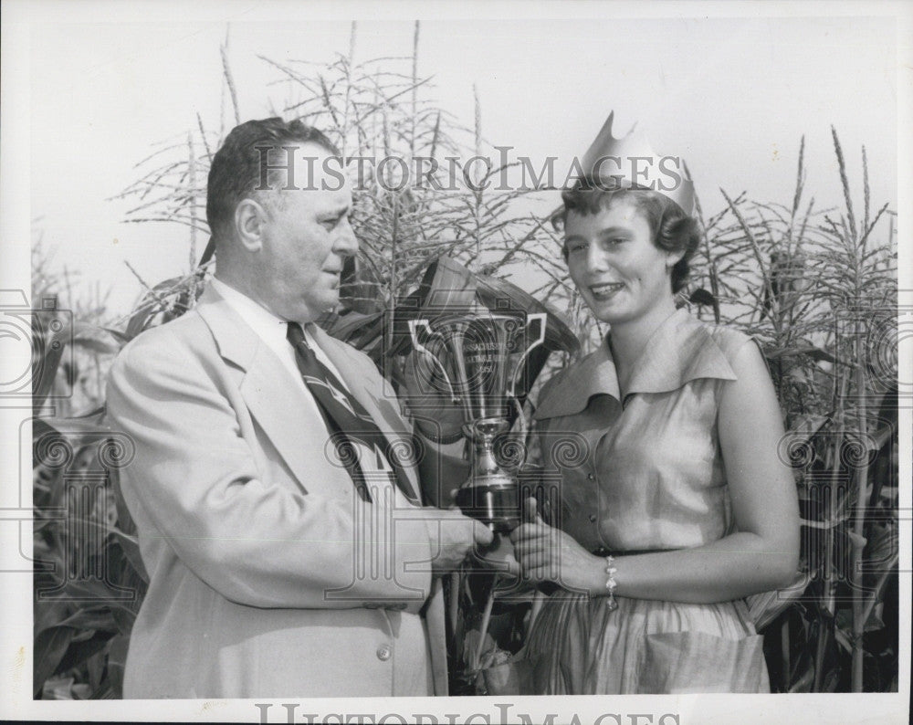 1951 Press Photo Mass vegetable Queen, Marcia  Tompkins &amp; TR Gregory - Historic Images