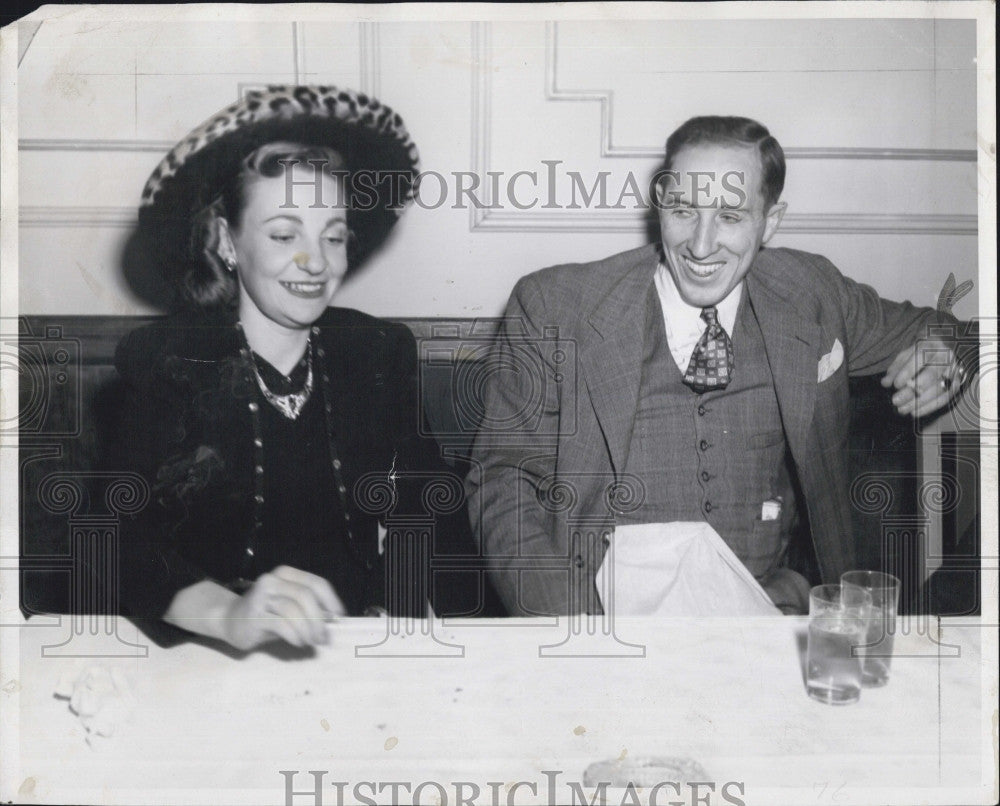 1945 Press Photo Court Reporter Edward Burns With His Wife - Historic Images