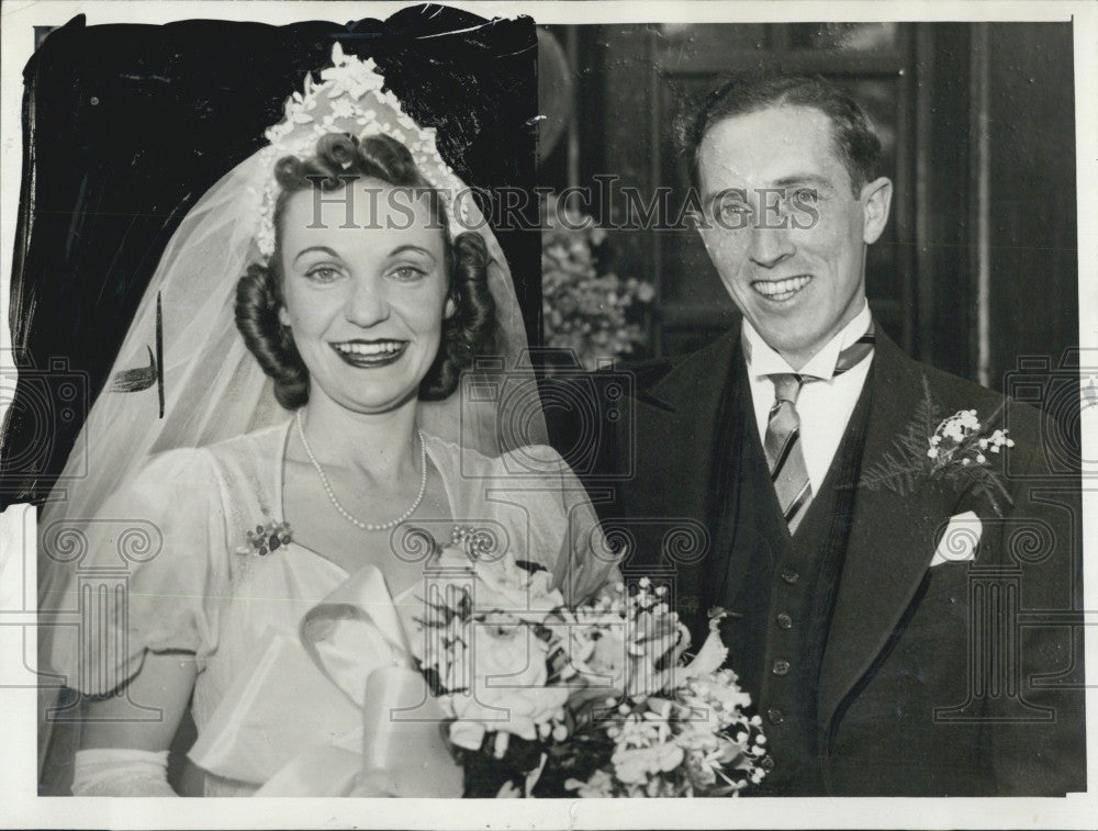 1940 Press Photo Mr &amp; Mrs Edward Burns Smith for Camera After Wedding - Historic Images