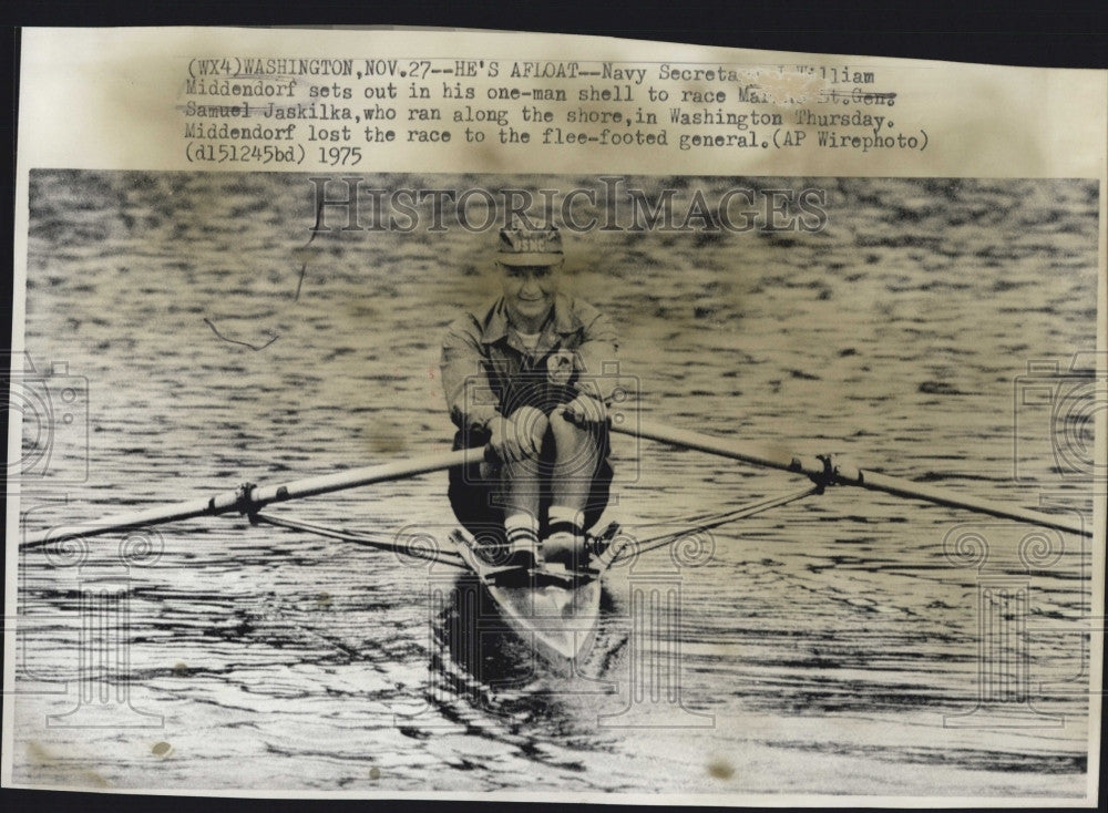 1975 Press Photo Navy Sec William Middendorf in one man shell rowing - Historic Images