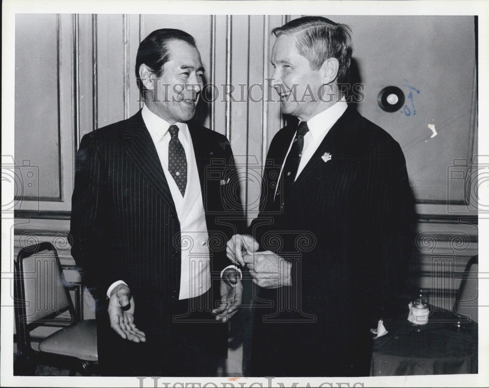 Press Photo Japanese actor Toshiro Mifune &amp; Mr Alden - Historic Images