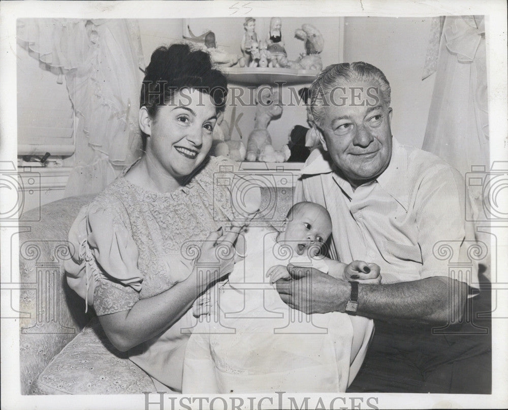 1946 Press Photo Mr. and Mrs. Charles &#39;Andy&#39; Correll with their son John Joseph - Historic Images