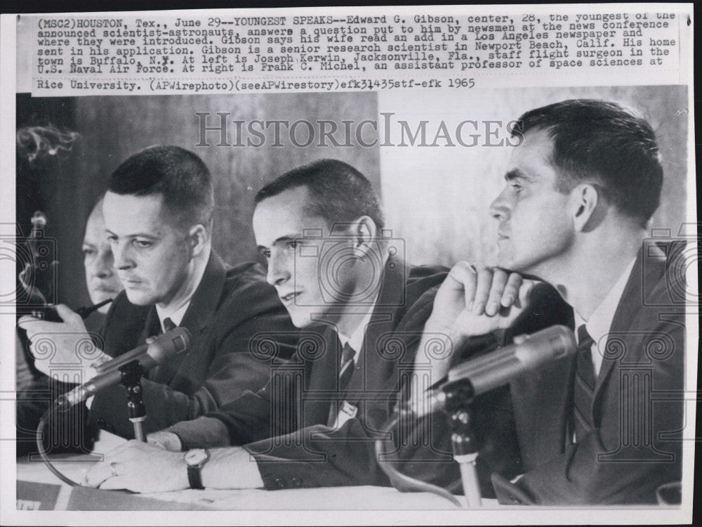 1965 Press Photo Edward Gibson, Astronaut in News Conference - Historic Images