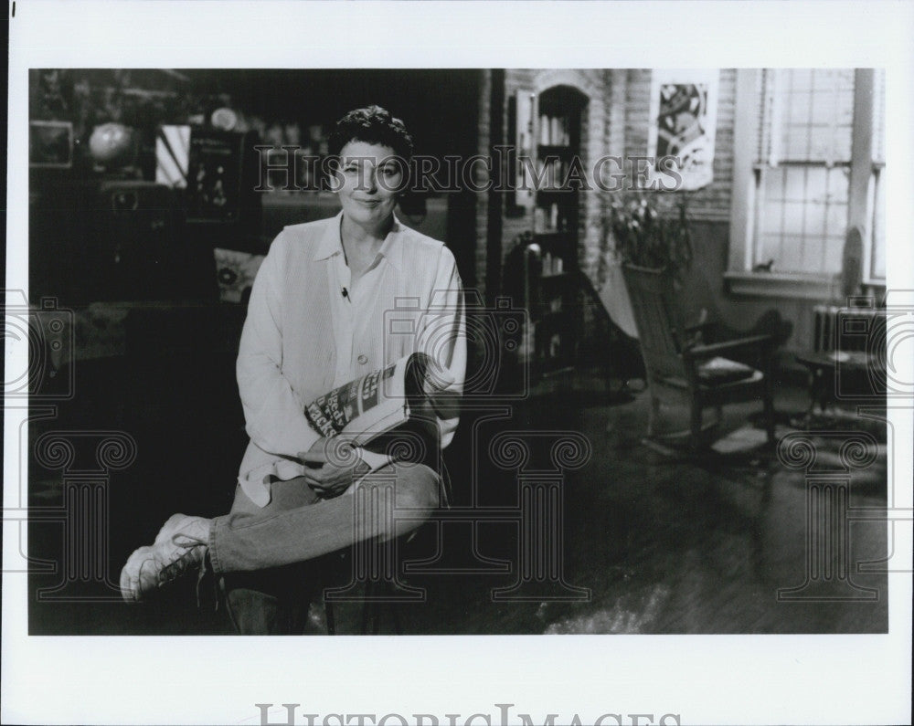 Press Photo Journalist, Linda Ellerbee and a paper - Historic Images