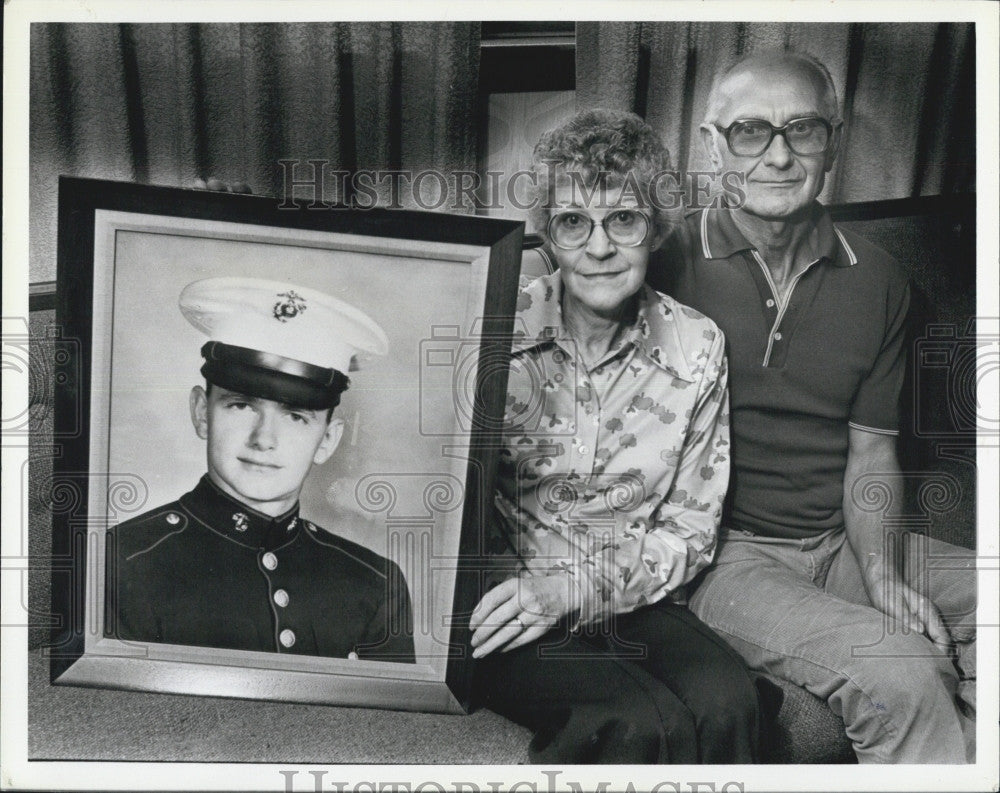 1984 Press Photo Rosina And Frank Staniszewski With Portrait Of Son - Historic Images