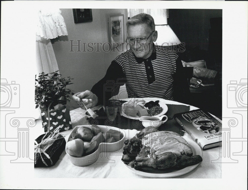 1995 Press Photo Retired Fire Boston Commissioner eating a meal at his home - Historic Images