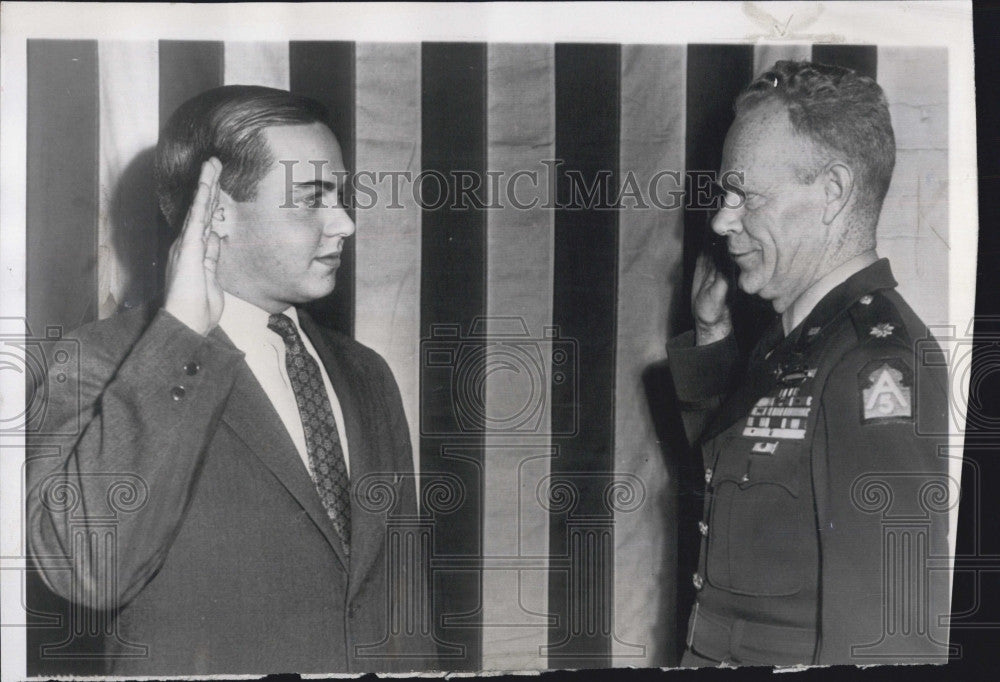 1954 Press Photo Borden Stevenson  sworn into Army by Lt Col A F Leith - Historic Images