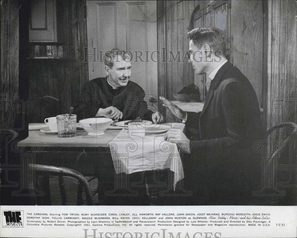 1954 Press Photo Actor Burgess Meredith  in &quot;The Cardinal&quot; - Historic Images