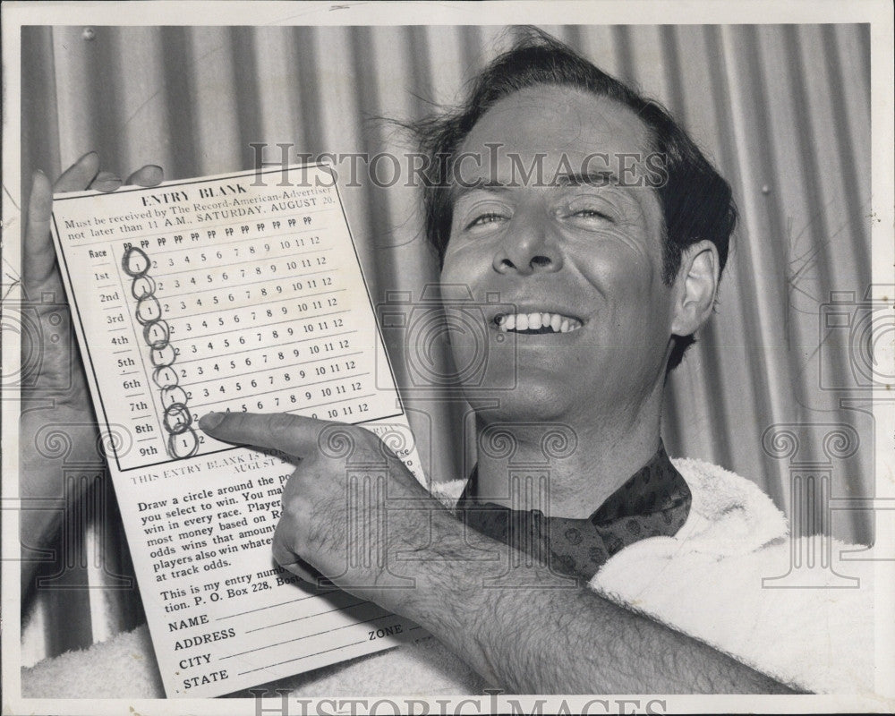 1960 Press Photo Actor Morley Meredith and betting sheet - Historic Images