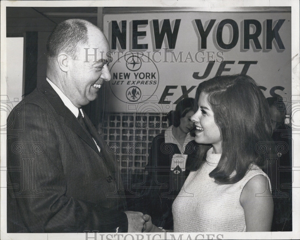 1967 Press Photo Clarke Furguson and Nancy Davidson, Beauty Queen At Festival - Historic Images