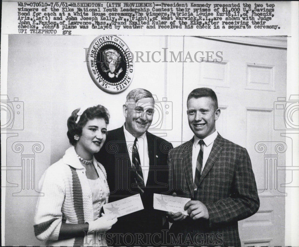 1961 Press PhotoPresident Kennedy Preedents Bonds to Pat Kurth and John Kelly - Historic Images