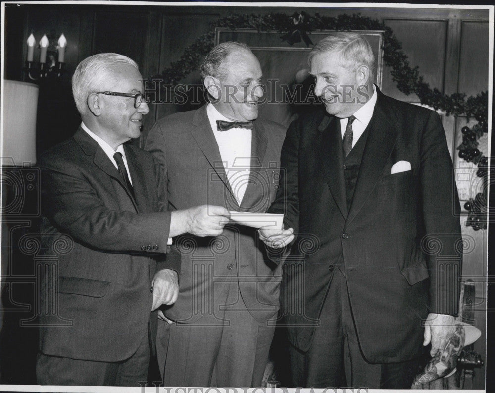 1967 Press Photo Samuel Berke And John E. Fenton - Historic Images