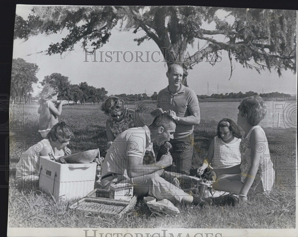 1966 Press Photo Tom Stafford. and his family at a picnic. - Historic Images