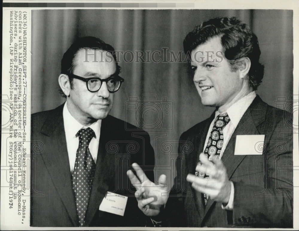 1941 Press Photo Sen Edward Kennedy confers with Alan Greenspan. - Historic Images