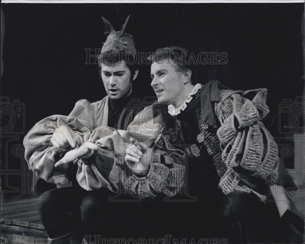 Press Photo Barry MacGregor and Alec McCowen in &quot;The Comedy of Errors&quot; - Historic Images