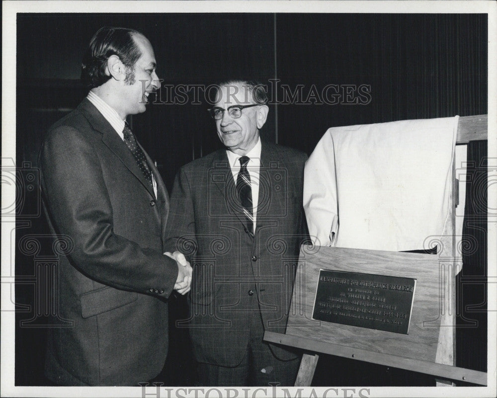 1971 Press Photo  William Green Orthopedic Suregon New Research Lab Presentation - Historic Images