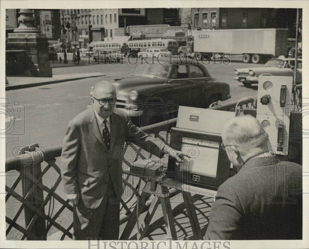 1959 Press Photo Dr. Leonard Greenburg And Dr. William P. Yant - Historic Images