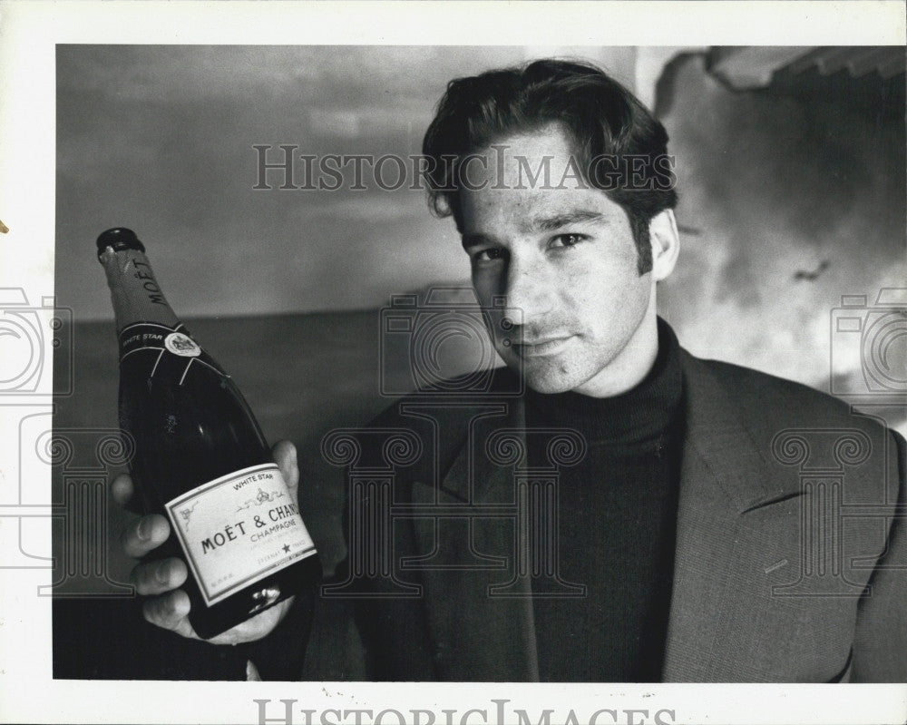 1993 Press Photo Seth Greenberg of club M-80 with champagne - Historic Images