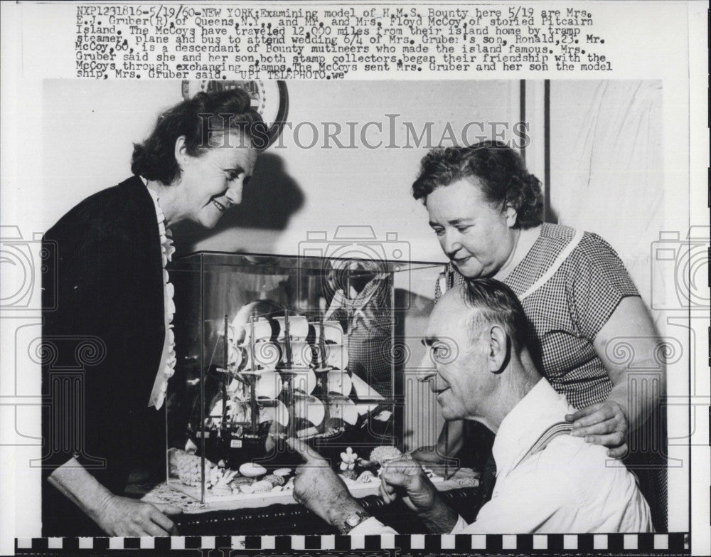 1960 Press Photo Examining Model Of HMS Bounty Mrs EJ Gruber/ Mr-Mrs Floyd McCoy - Historic Images