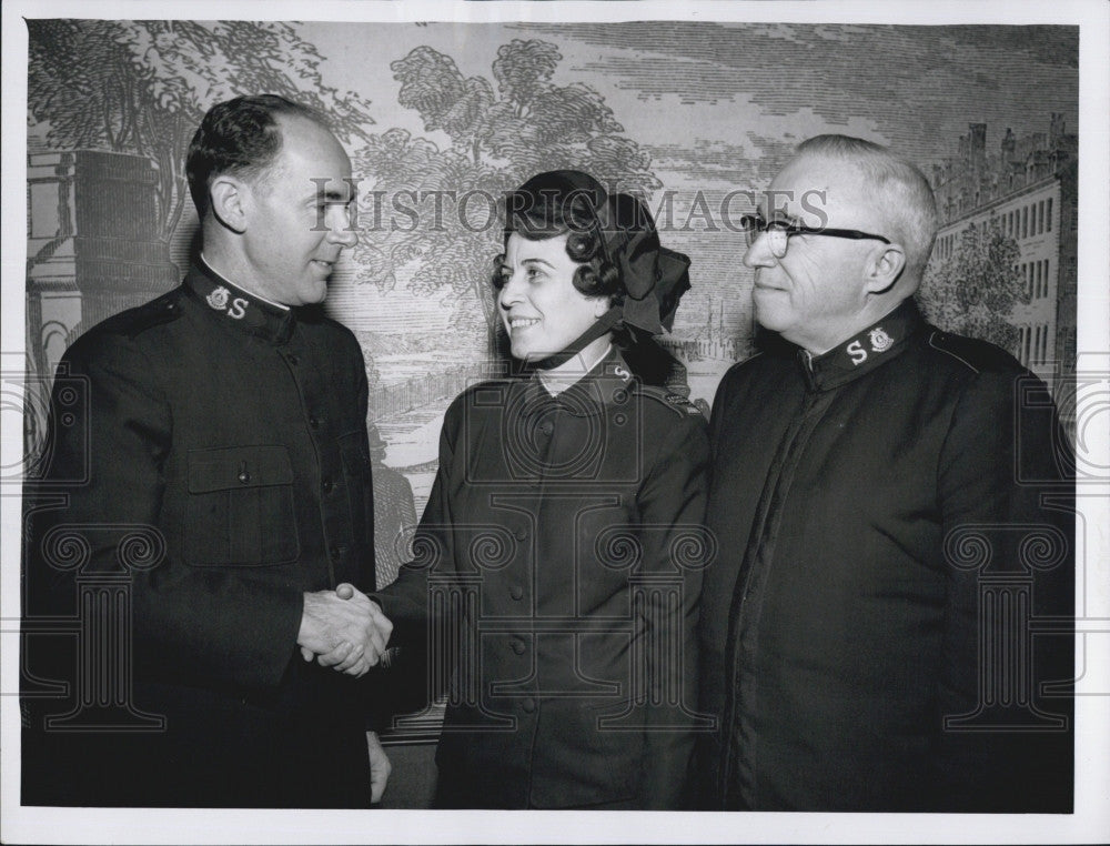 1982 Press Photo Mrs. Verna Gough welcomes Major Gen. George Nelting. - Historic Images