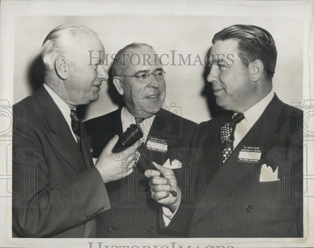 1949 Press Photo New Pres. Of US Mayors W. Cooper Green Takes Gavel - Historic Images