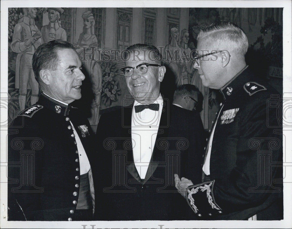 1966 Press Photo Gen. Wallace Greene Ed Doherr Gen. William Von Ryzin at Dinner - Historic Images