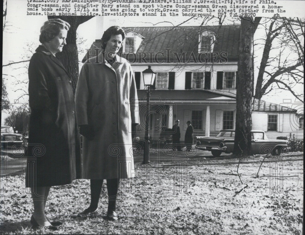 1961 Press Photo Mrs. Willilam Green &amp; Daughter At Site Where Bomb Was Found - Historic Images