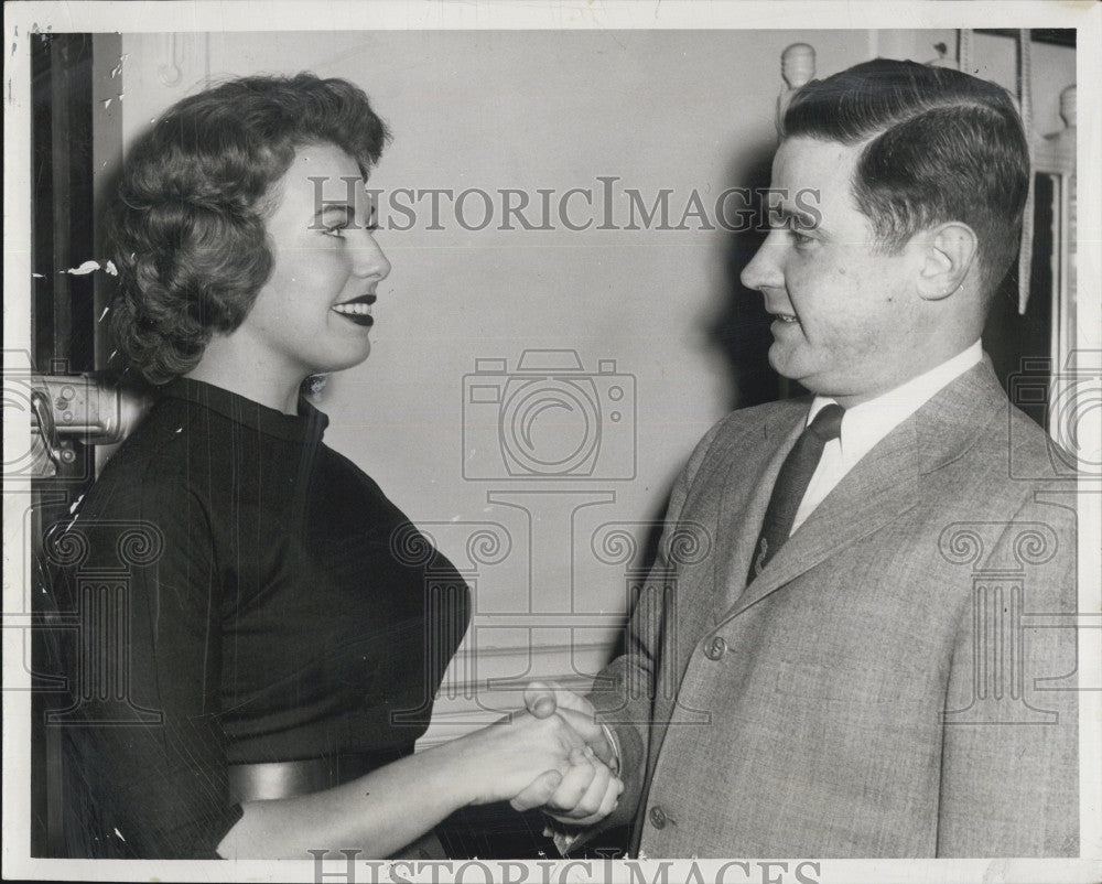 1959 Press Photo Lorna Peirce congratulates Richard Nichols - Historic Images