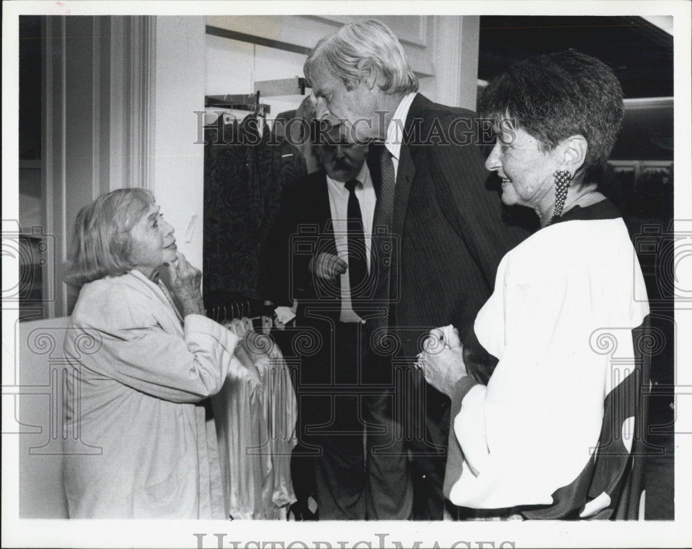 1988 Press Photo Mildred Albert chats w/ George Plympton during his visit - Historic Images