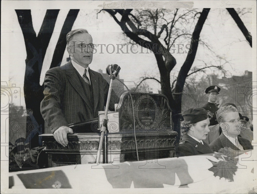 1944 Press Photo Cong.John W. McCormack pays tribute to Gen. Mac Arthur - Historic Images