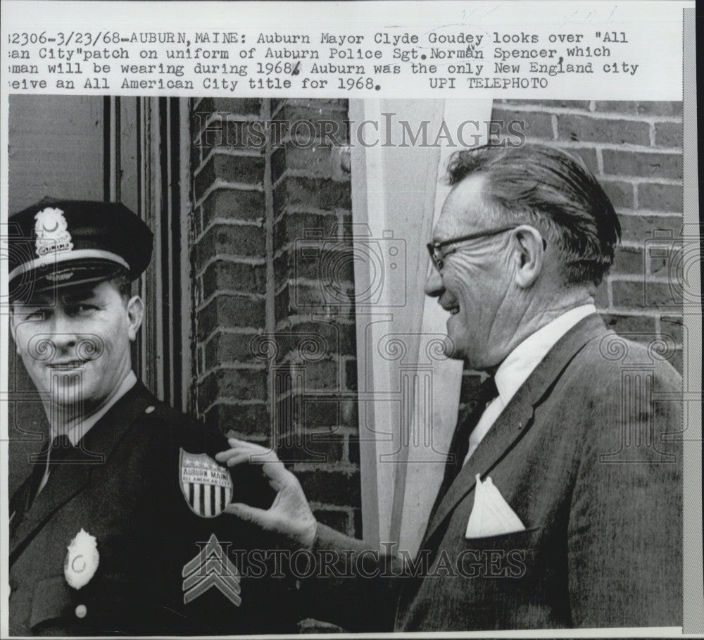 1968 Press Photo Mayor Clyde Goudy looks over  the patch uniform of Auburn pol - Historic Images