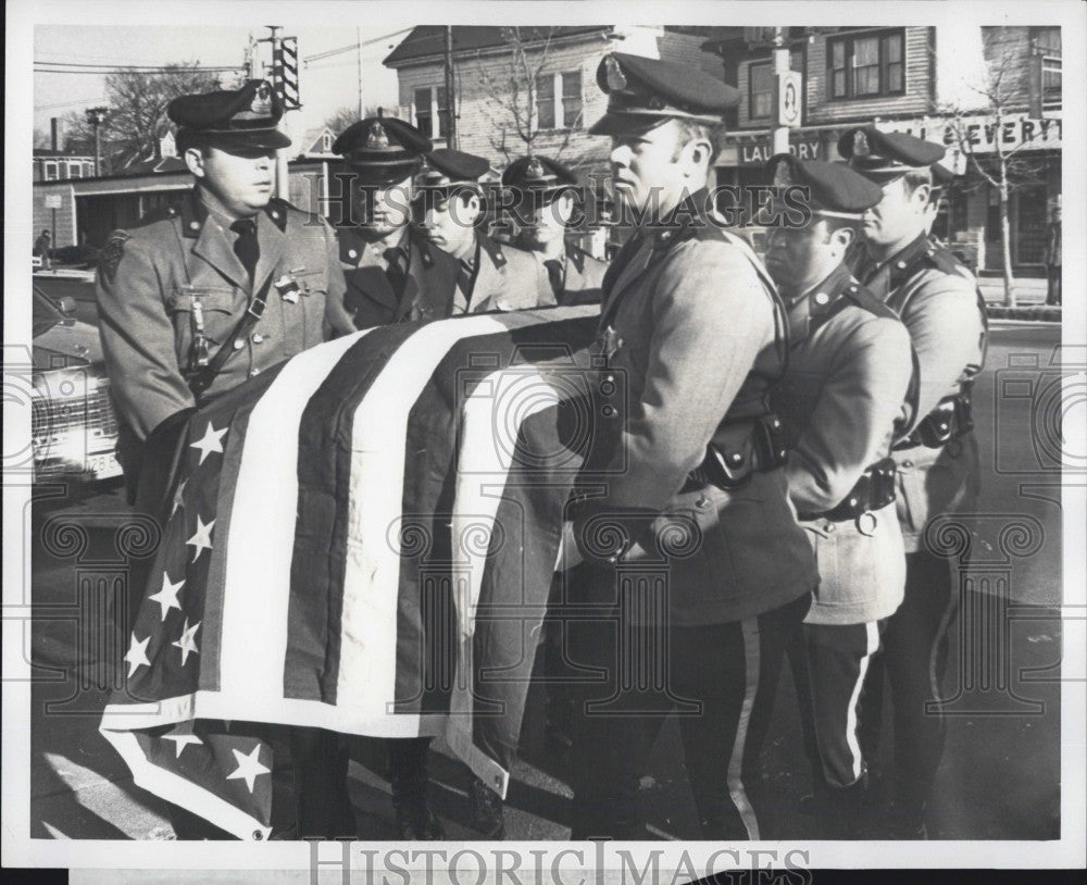 1976 Press Photo Donald Gould Funeral. The guard of honor suroounded the coffin - Historic Images