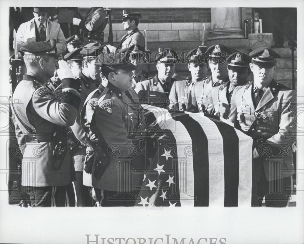 1976 Press Photo The guard of honor surrounds the coffin in front of church - Historic Images