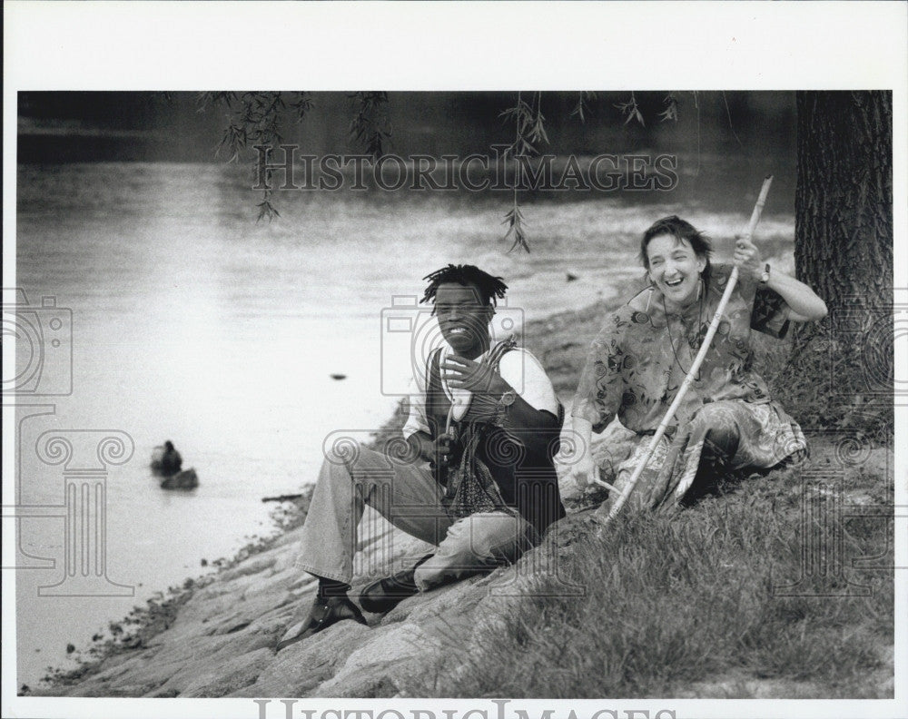 1997 Press Photo Eileen Feldman plays an african instrument w/ Abdoulaye Salla - Historic Images